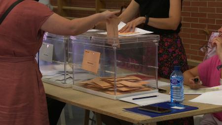 Imagen 23J: votos y ventiladores, la jornada electoral marcada por el calor del...