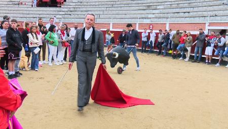 Imagen José Ortega Cano ofreció una clase práctica de toreo, en presencia de su hija Gloria Camila