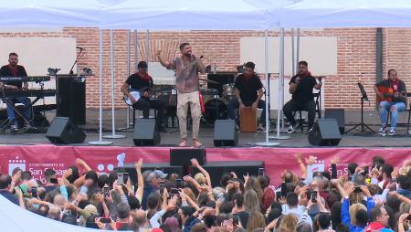 Imagen Los Rebujitos ponen Sanse a bailar, llenando la plaza de la Constitución con su pop flamenco