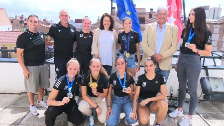 Imagen El Ayuntamiento recibe a la medallista olímpica Adriana Cerezo y a las...