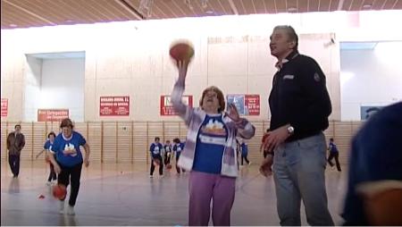 Imagen Fernando Romay enseña baloncesto