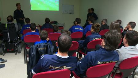 Imagen Valentín Pizarro, árbitro de 1ª división impartió una charla al club...