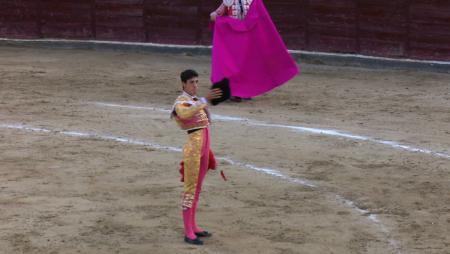 Imagen El novillero local Diego García sale por la puerta grande de La Tercera