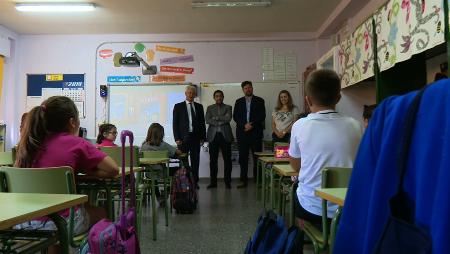 Imagen La Corporación municipal inicia el curso escolar visitando el colegio...