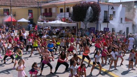 Imagen Multitudinaria clase de zumba para hacer frente al cáncer de mama