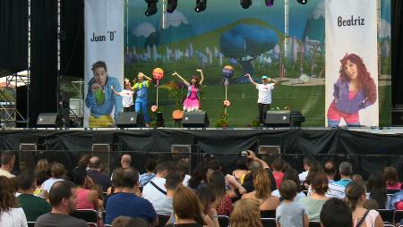 Imagen Juan D y Beatriz acercan a los niños de Sanse su Ciudad Arcoíris