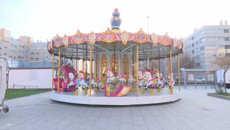 Imagen Una pista de patinaje y un carrusel entre las atracciones navideñas de...