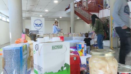 Imagen Recogida solidaria de alimentos en la Biblioteca Central de Sanse