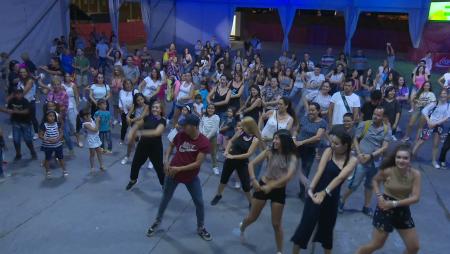 Imagen Un pegadizo flashmob anima la caseta municipal de Sanse