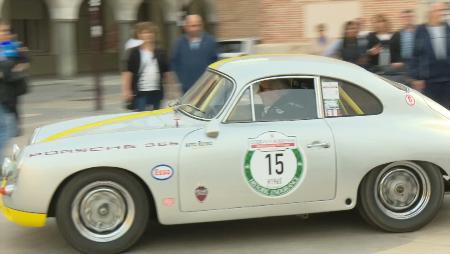 Imagen Los coches clásicos de competición toman el centro de Sanse