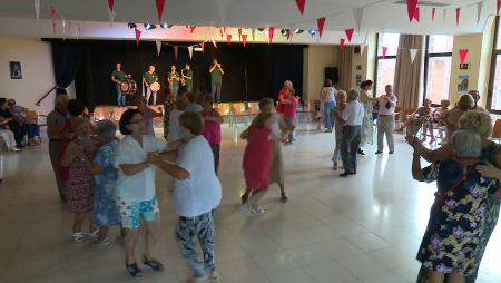 Imagen Charanga, bailes y alegría: los mayores de Sanse también tienen sus...