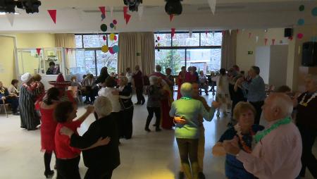 Imagen El Baile de Carnaval de Mayores o cómo la fiesta no tiene edad en San...