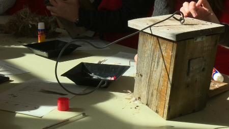 Imagen Voluntarios de Cruz Roja preparan los nidos para las aves del entorno...