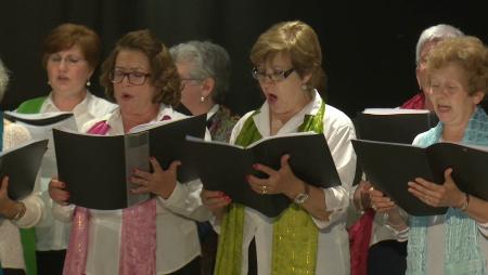 Imagen Los mayores del Aula de Canto actúan en el Centro Gloria Fuertes