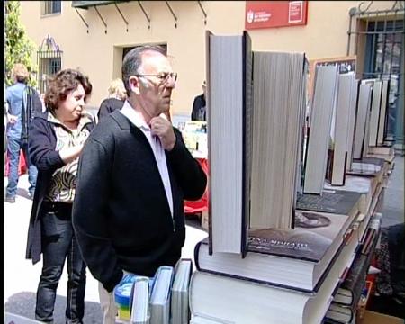 Imagen Libreros, autores y lectores reunidos en la I Feria del Libro de Sanse