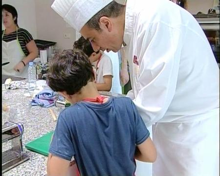 Imagen En marcha el taller de cocina en familia que fomenta el reparto de...