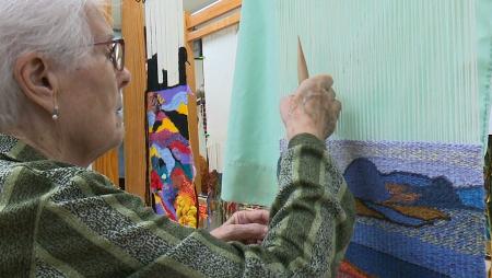 Imagen Con la mayor de las alumnas (91 años) y la más pequeña (5) en los...