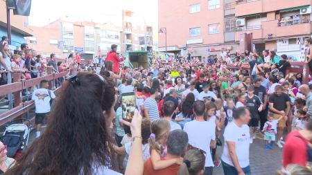 Imagen La trashumancia infantil se llena de familias para acompañar a las reses...