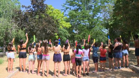 Imagen Niños y jóvenes, a remojo en las actividades del Centro Joven y...