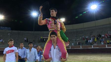 Imagen La Peña Los Olivares entregó a Diego García el XXXVII Capote de Paseo al...