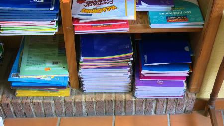 Imagen Material escolar y libros para los ganadores del concurso de relato...