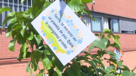 Imagen El Instituto Joan Miró planta un árbol por el Día del Medioambiente