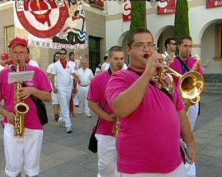 Imagen Charangas y peñas traen la fiesta a las calles de Sanse