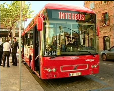 Imagen Dos autobuses híbridos en la L4 de San Sebastián de los Reyes