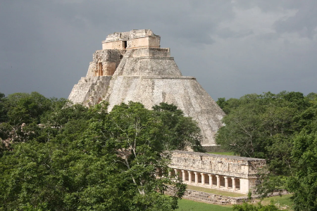 2. Uxmal_-_Pira-mide_del_adivino-1920w