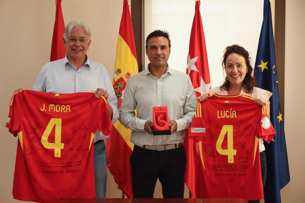 Imagen La alcaldesa, Lucía S. Fernández, reconoce el trabajo de Benito Milano, fisioterapeuta de la selección española Campeona de Europa 2024