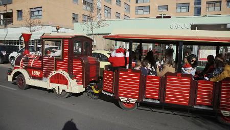 Imagen Así fue la Nochebuena en Dehesa Vieja: con el tren de Papá Noel, sus elfos y un Cabaret Ovejuno