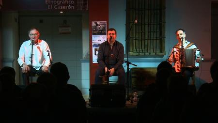 Imagen El trío Hervieux-Mahé trajo la música bretona a los Viernes de la Tradición