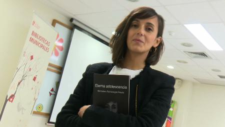 Imagen Mercedes Romaniega presenta su poemario “Eterna adolescencia” en la...