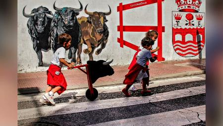 Imagen “Jugando al encierro”, de José Luis Cano, Primer Premio de fotografía...