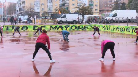 Imagen Ejercicio físico al aire libre y actividades online para los mayores