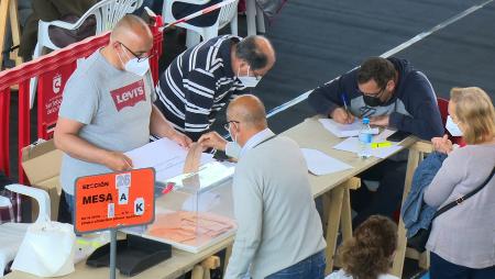 Imagen Fantástico ambiente en una jornada electoral inolvidable con largas...